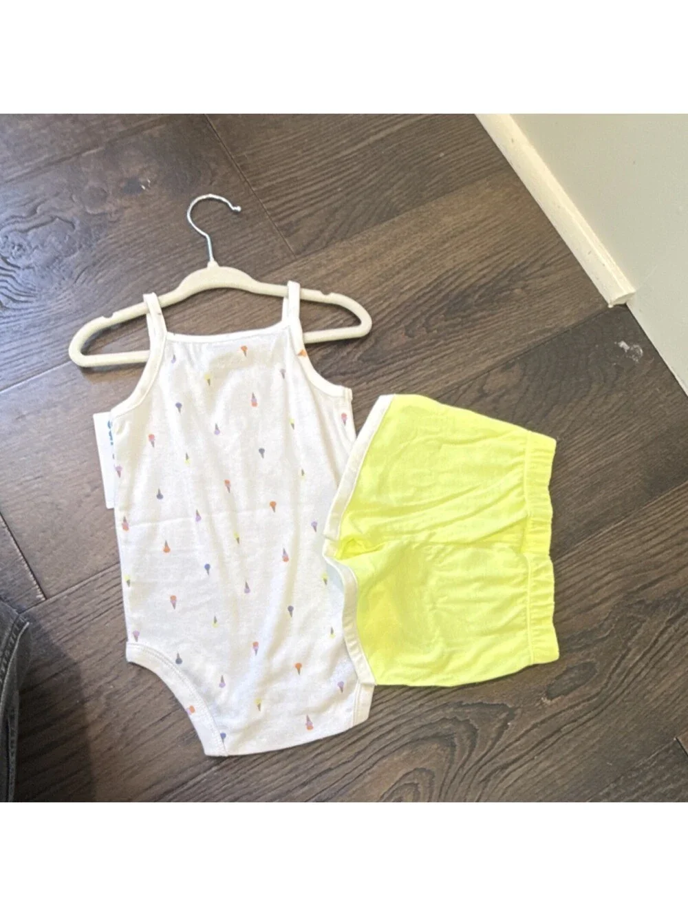 Carter's Baby Girl 2-Piece Summer Outfit Bodysuit and Shorts Size 12M
